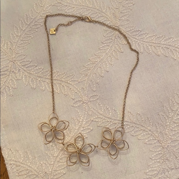 Gold toned Wire flower necklace - Picture 2 of 3